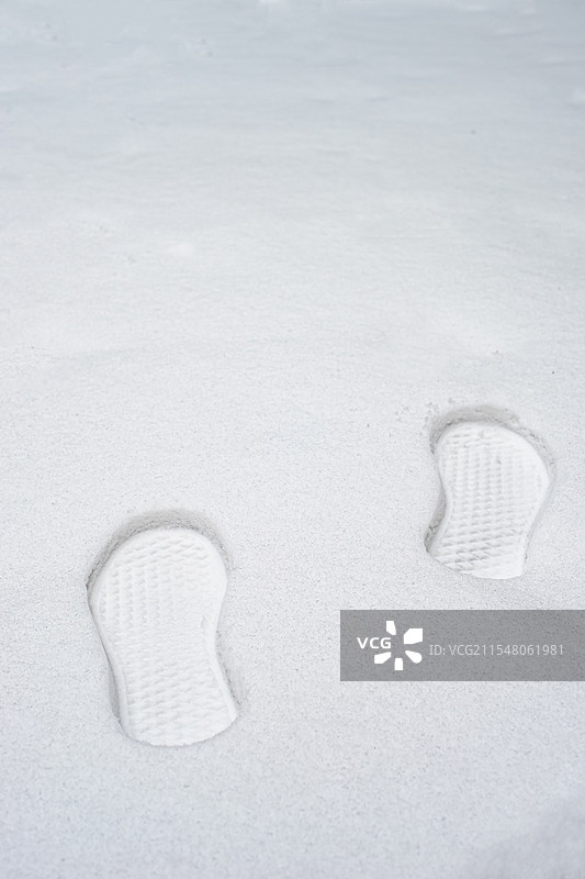 中国自然风光拍摄主题，冬天地面上的厚厚的白雪和一对脚印，户外白昼无人图像摄影图片素材