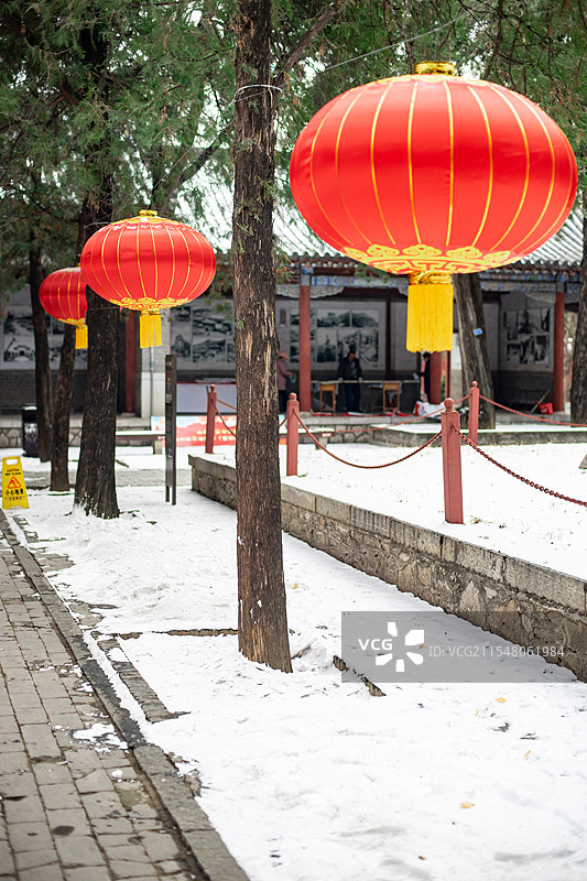 中国非都市风光拍摄主题，山东泰安岱庙行宫，皇家园林里的大门和红色灯笼，户外白昼无人图像摄影图片素材
