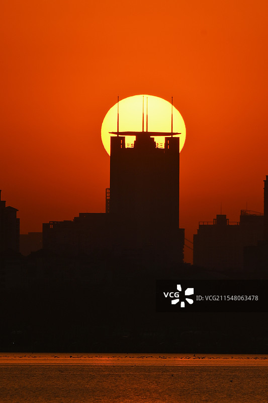 在武汉东湖，你可以看到一年四季方向的日落和日出图片素材