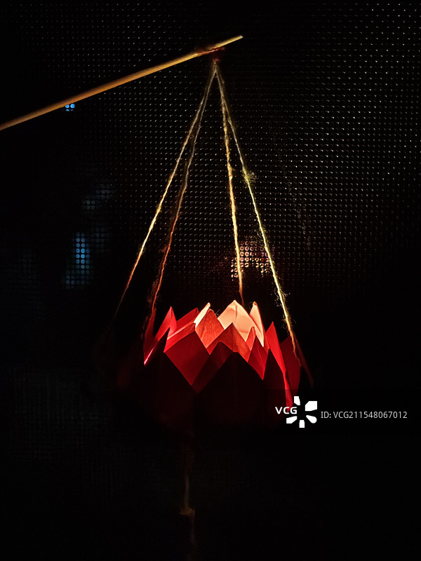 元宵节前夜制作的莲花灯图片素材