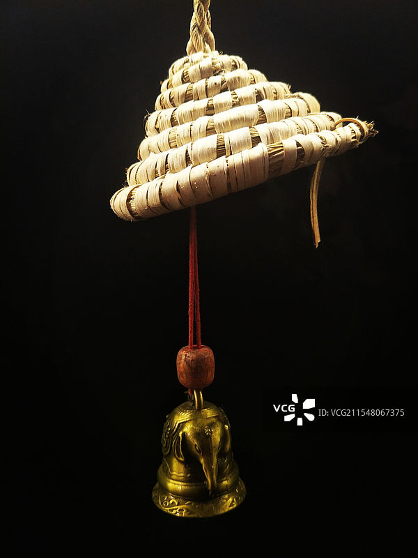 贵州千户苗寨的黑色背景风铃特写图片素材