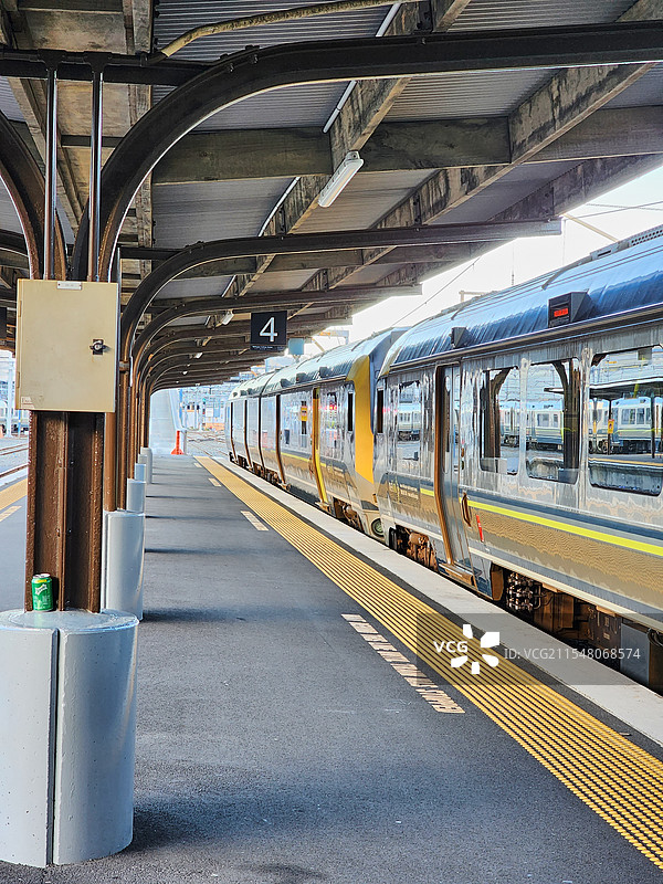 新西兰惠灵顿火车站站台与火车图片素材