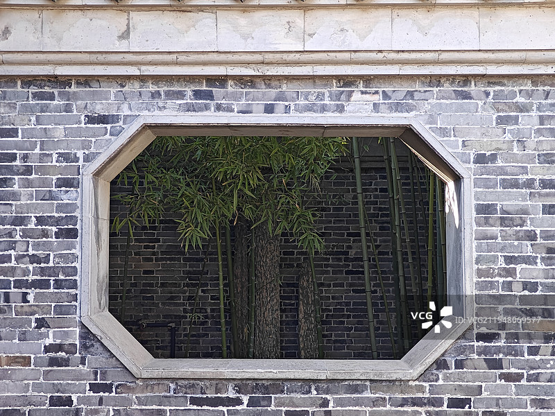 园林中的传统建筑窗子和竹子图片素材