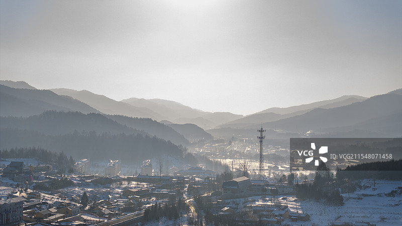 日出时分，雪乡小镇的冬季日出图片素材