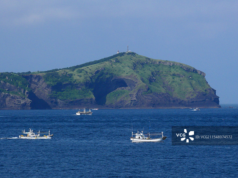 夏季济州牛岛与海面的渔船图片素材