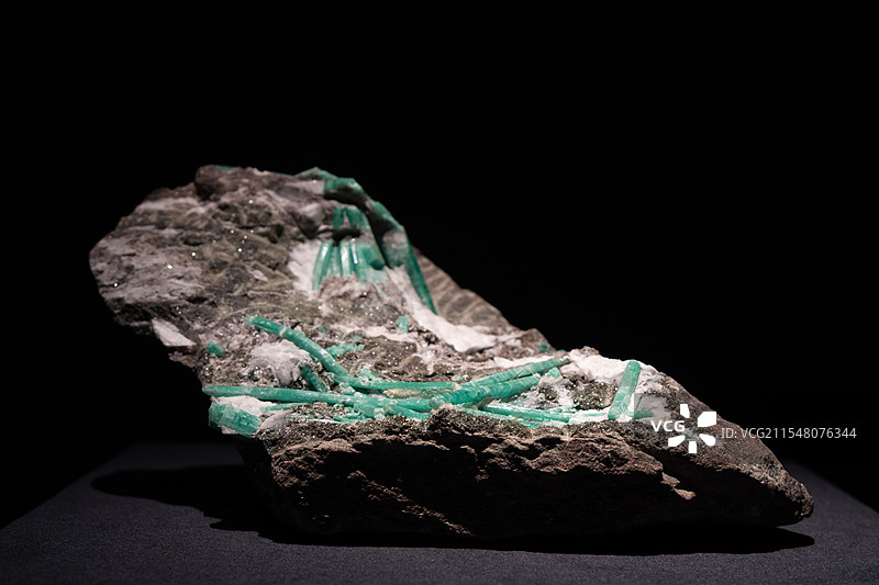 祖母绿晶簇图片素材