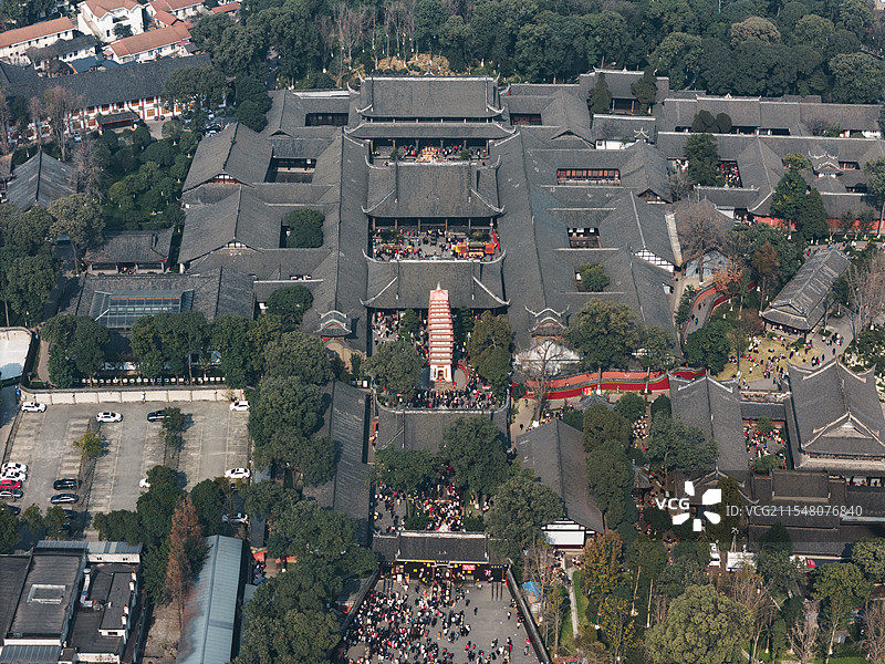 航拍成都新都区宝光寺古建筑和祈福的人群图片素材