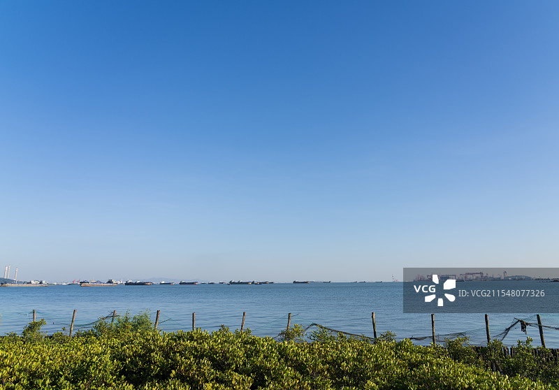 广州南沙区入海口江面上的渔船和龙穴岛图片素材