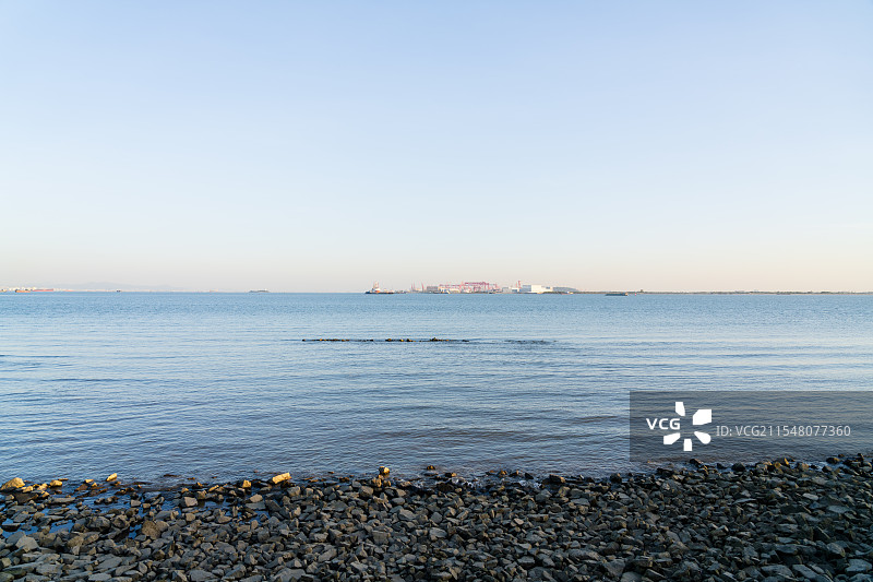 广州南沙区入海口江面上的渔船和龙穴岛图片素材