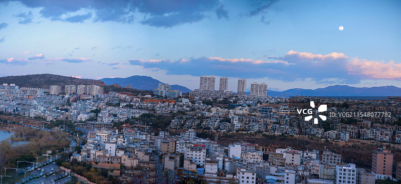 大理黄昏下的城市全景俯瞰图图片素材