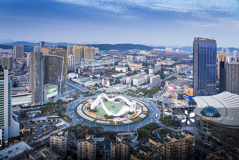 武汉光谷广场城市天际线与科技感炫酷灯光车流图片素材