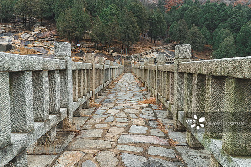 中国非都市风光拍摄主题，山东省泰安市国内著名景点泰山风景区，经石峪的大理石石桥，户外白昼无人图像摄影图片素材