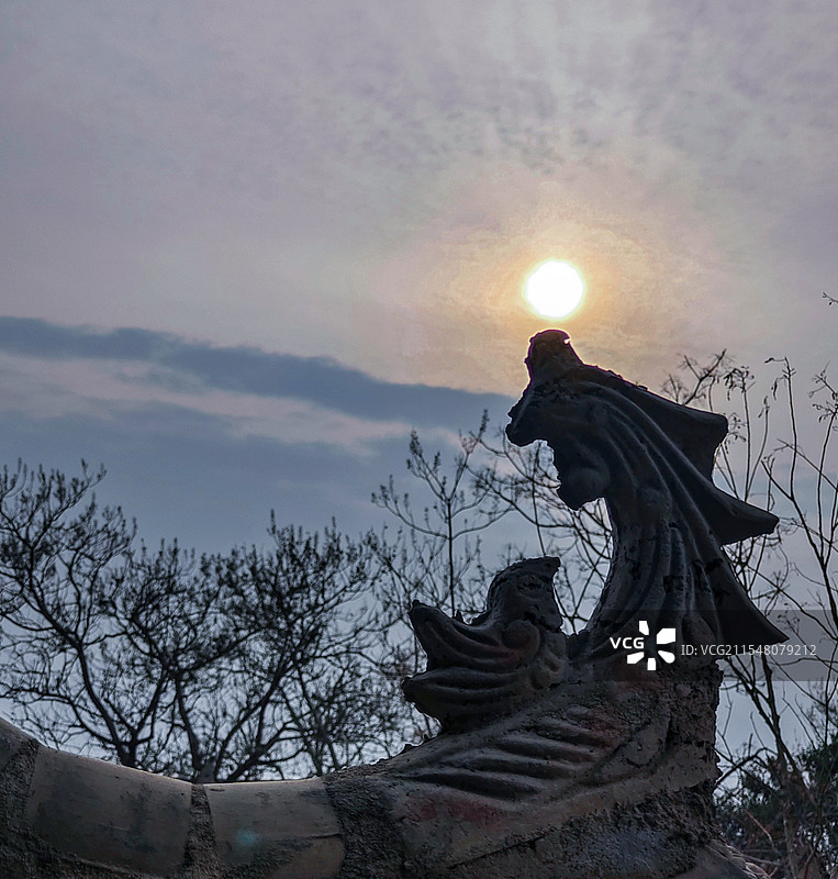 日落房檐映彩霞图片素材