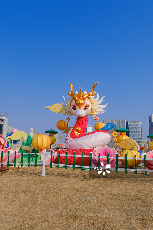 2025蛇年春节、元宵节灯会。蛇主题花灯图片素材