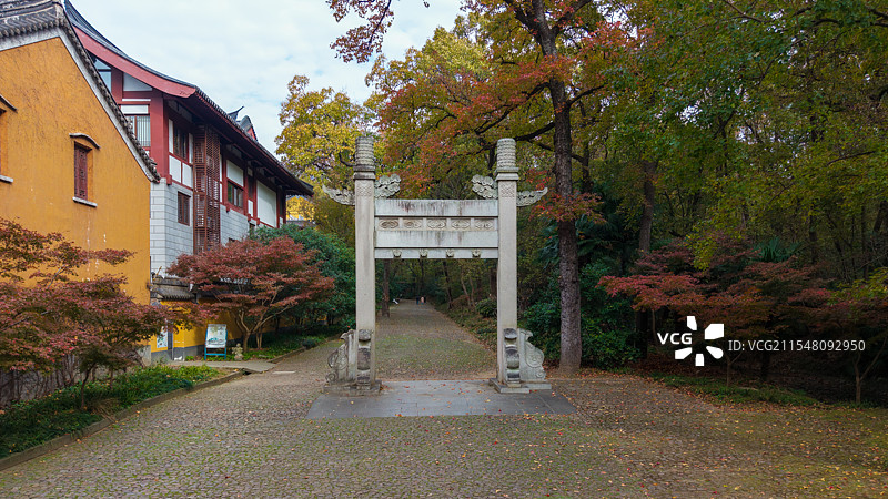 “灵谷深松”古道入口，摄于南京钟山风景名胜区灵谷寺景区图片素材