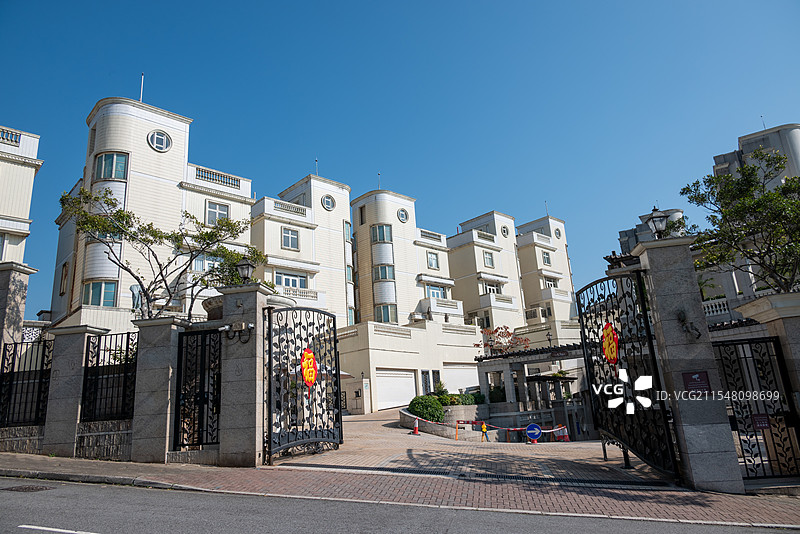 2025年春节香港太平山顶贴了福字的别墅大门图片素材