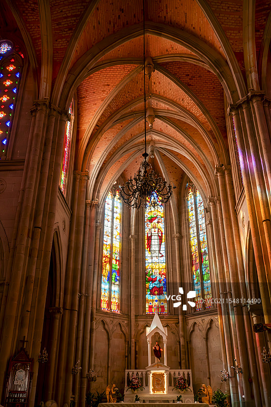 广州圣心石室教堂内部的彩画玻璃窗与穹顶图片素材