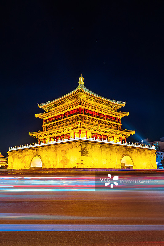 中国陕西西安钟楼车流光轨夜景图片素材