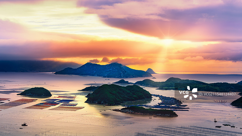 霞浦花竹村日出——橙红霞光似梦纱，轻裹渔村静谧晨景。图片素材