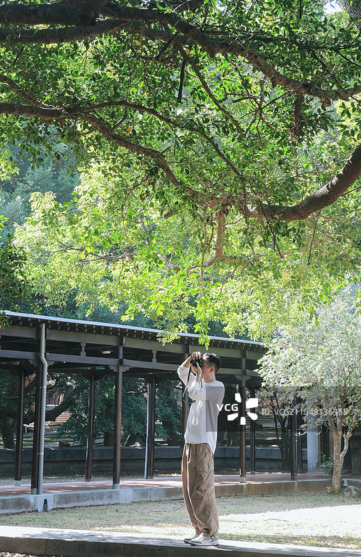 东海大学 校园内专注摄影的男子图片素材