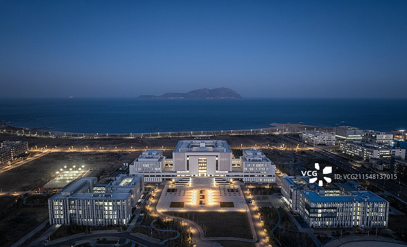 航拍中国海洋大学西海岸校区夜景图片素材