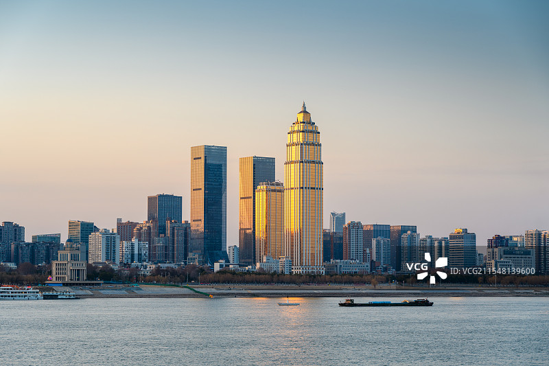 中国湖北省武汉城市天际线日落黄昏图片素材