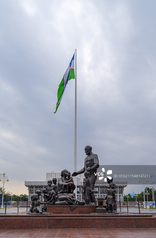 塔什干广场上国旗和纪念雕塑图片素材