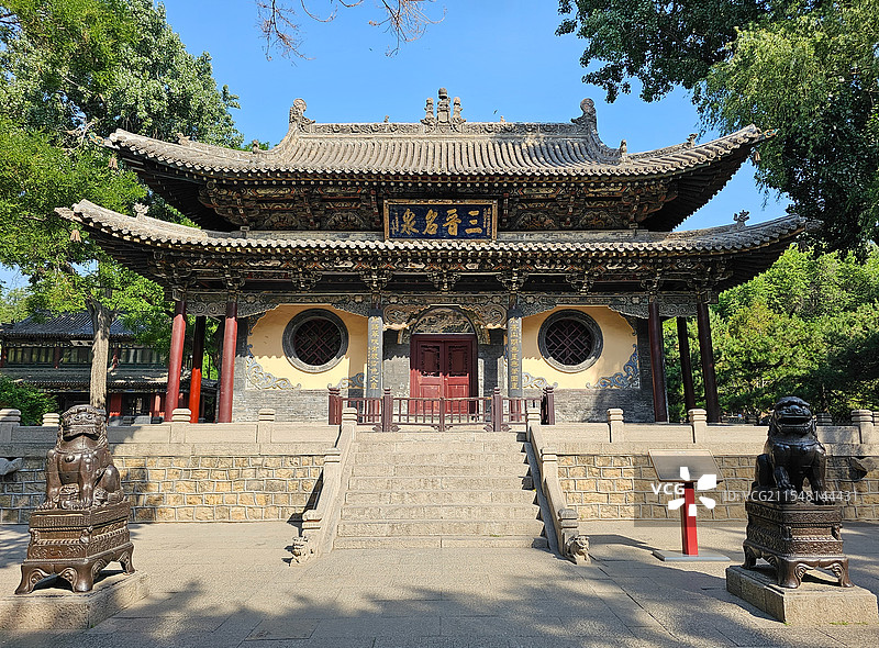 山西太原晋祠水镜台，匾额三晋名泉，为明清时期修建的戏台图片素材