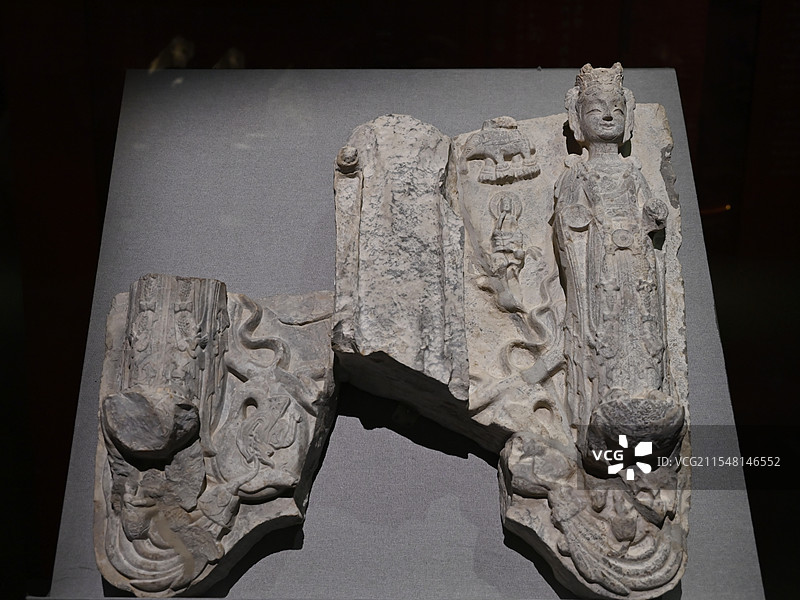 临朐县博物馆藏 北齐背光式石雕佛菩萨三尊像图片素材