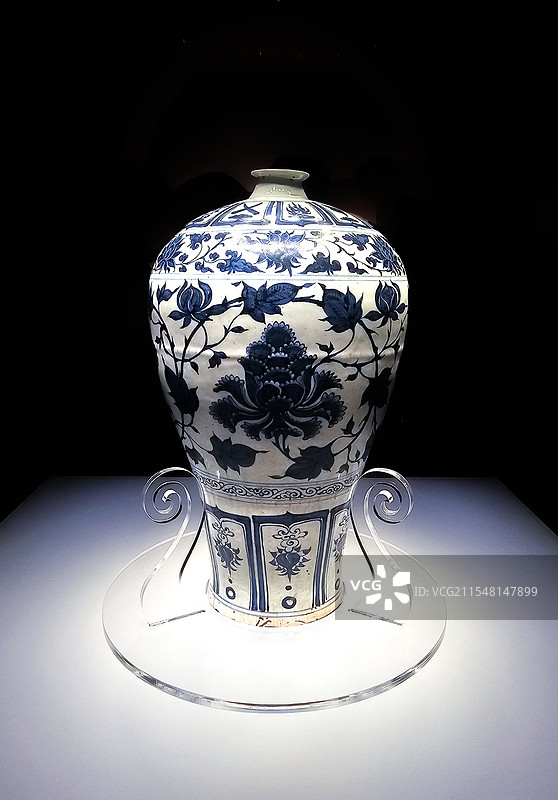 景德镇陶瓷博物馆馆藏–明代宣德青花茶菊纹梅瓶图片素材