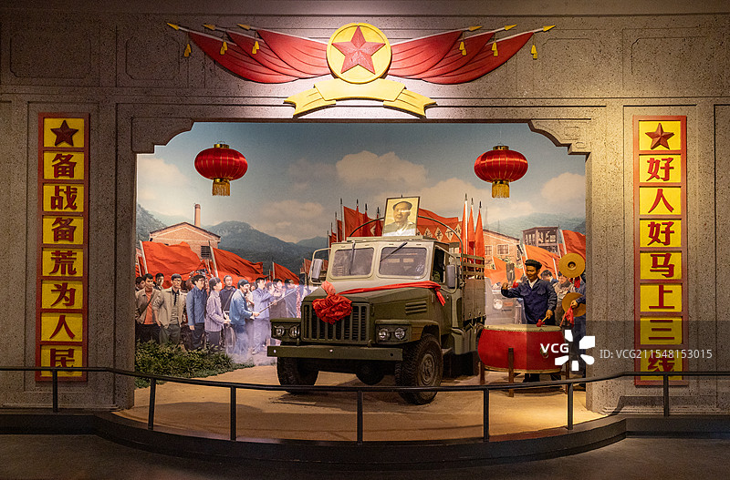 三线建设时期国内第一越野车在湖北十堰下线场景复原图片素材