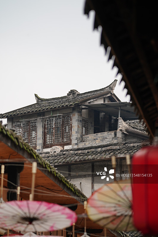 四川自贡仙市古镇的传统建筑与多彩油纸伞图片素材