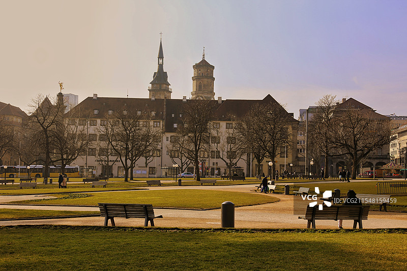 闲坐街心公园的时光图片素材