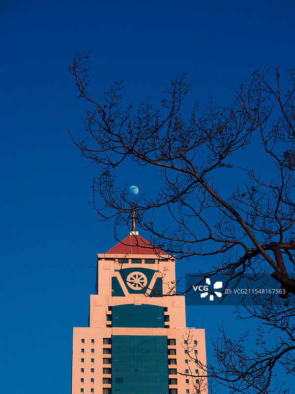 塔的顶尖和月亮交汇，来自一个青岛的傍晚。图片素材