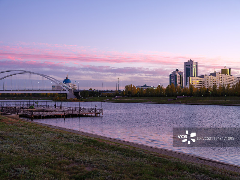 傍晚阿斯塔纳河边的晚霞图片素材