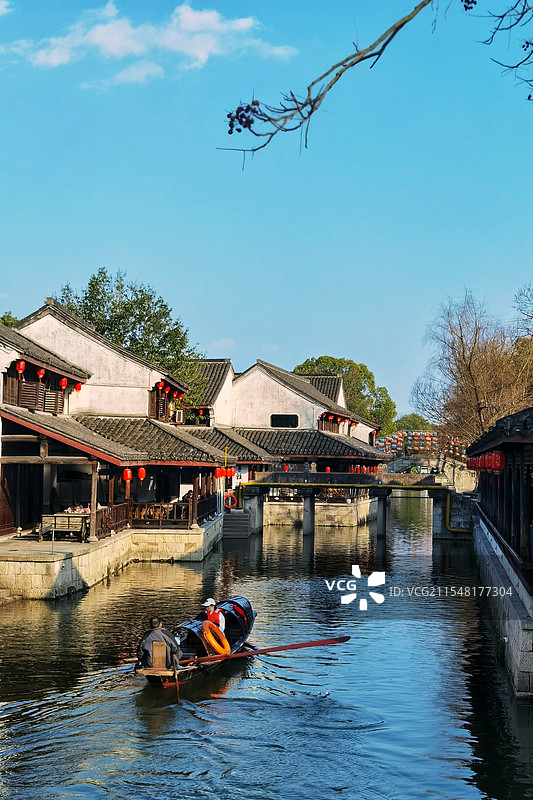 《小船悠悠》，小船悠悠，春游鲁镇。（摄于浙江省绍兴市柯桥区鲁镇。图片素材