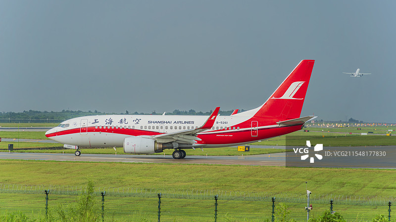 山东省烟台市蓬莱区蓬莱国际机场上海航空飞机图片素材