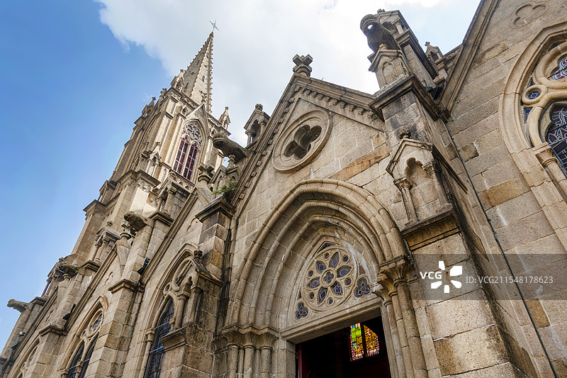在多云的天空中俯瞰广州圣心石室大教堂图片素材