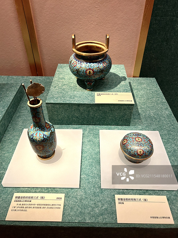 南通博物苑铜鎏金掐丝珐琅三式图片素材