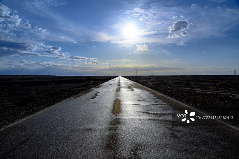 无尽头的戈壁公路图片素材