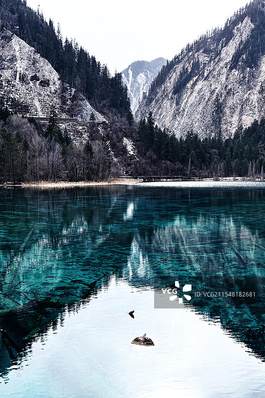 九寨沟五花海风光：湖光山色图片素材