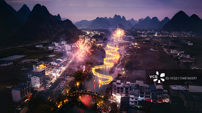 桂林阳朔遇龙河金龙巡游图片素材