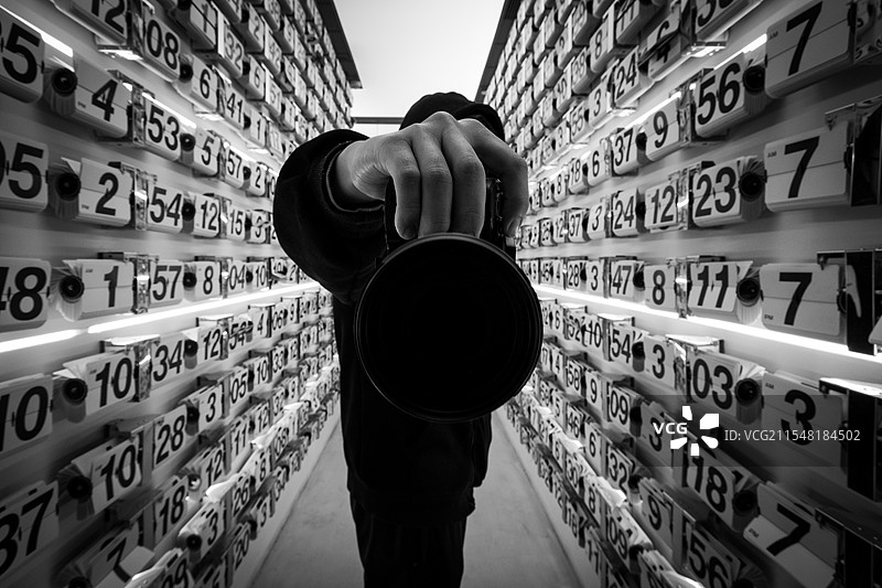 在城市里拿着相机的人图片素材