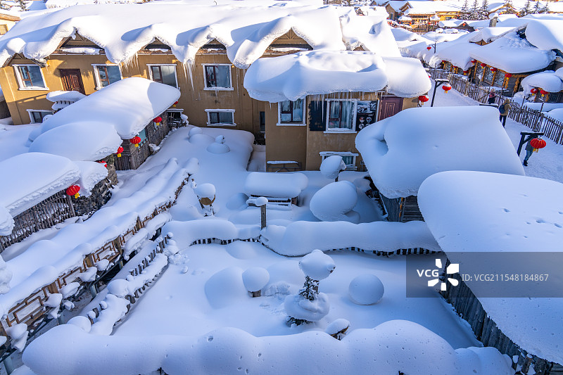 冬季大雪后的中国雪乡景区雪房子、雪蘑菇雪景风景图片素材