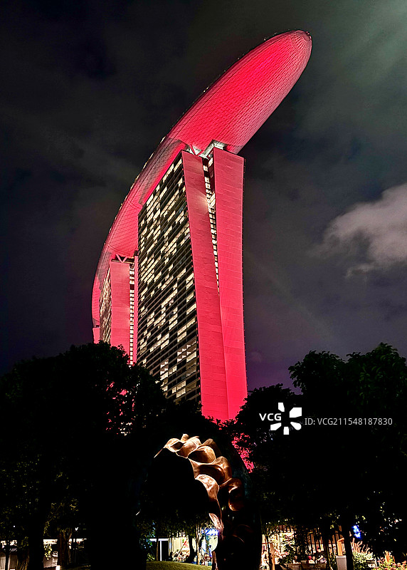 春节期间穿上喜庆红装的新加坡金沙酒店图片素材