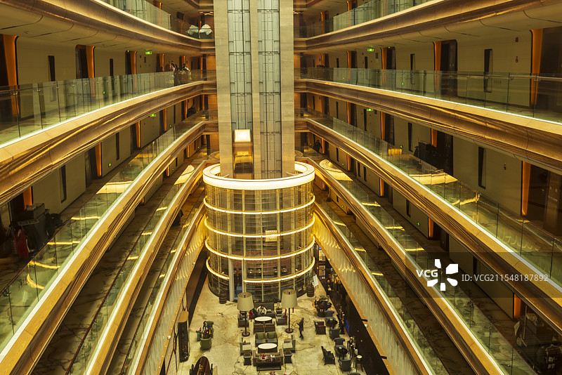 夜晚的苏州金鸡湖中茵皇冠假日酒店，帆船造型室内设计，具有视觉冲击感的室内结构图片素材