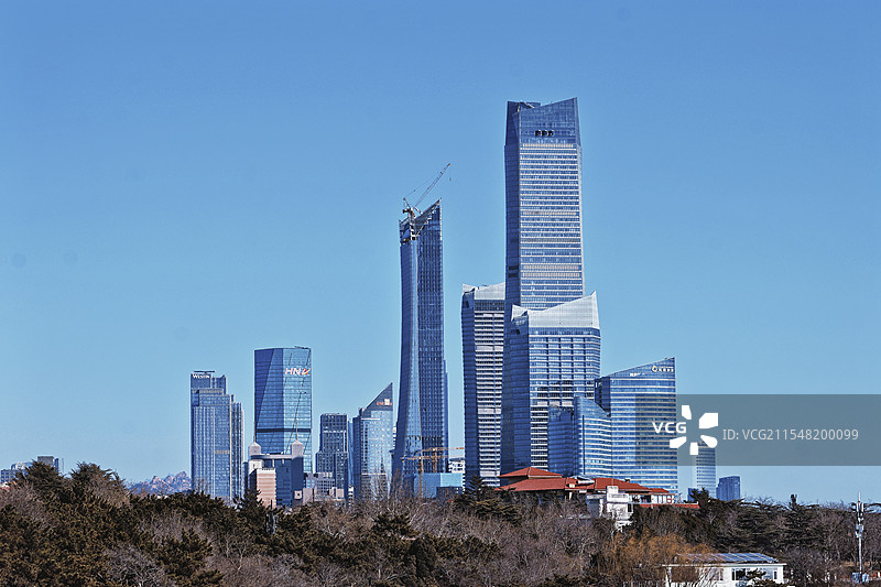 蓝天映衬下的城市建筑景观图片素材