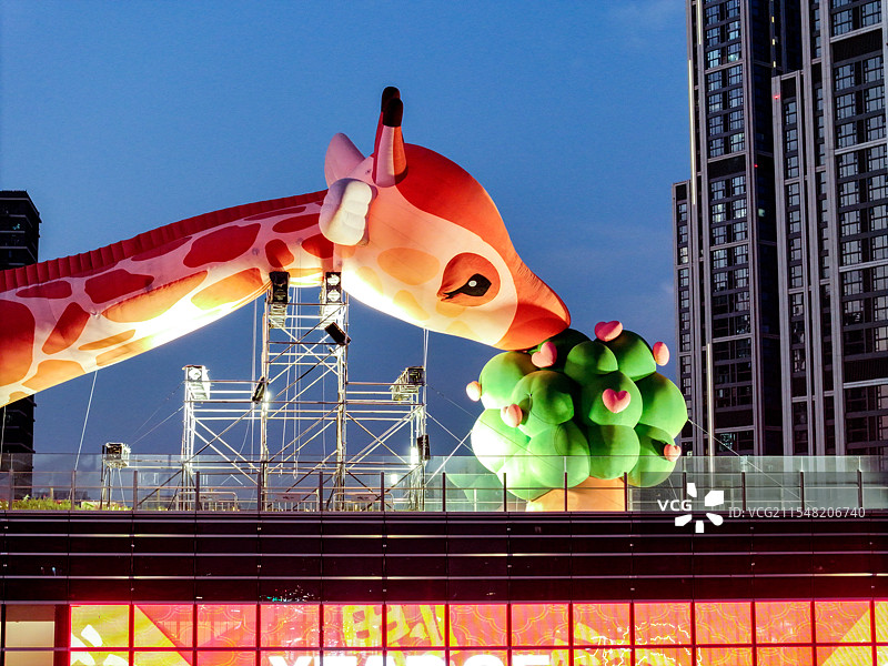 江苏省南京市城北万象汇红山动物园联名活动夜景图片素材