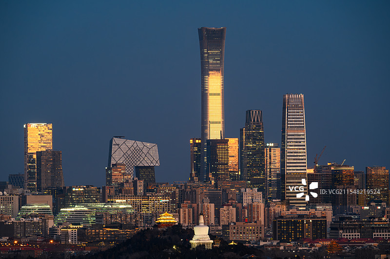 国贸建筑群与白塔万春亭古今同框图片素材