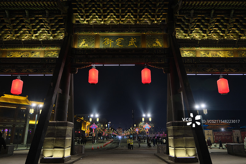 2025年1月30日春节期间的大同古城四牌楼节日氛围图片素材